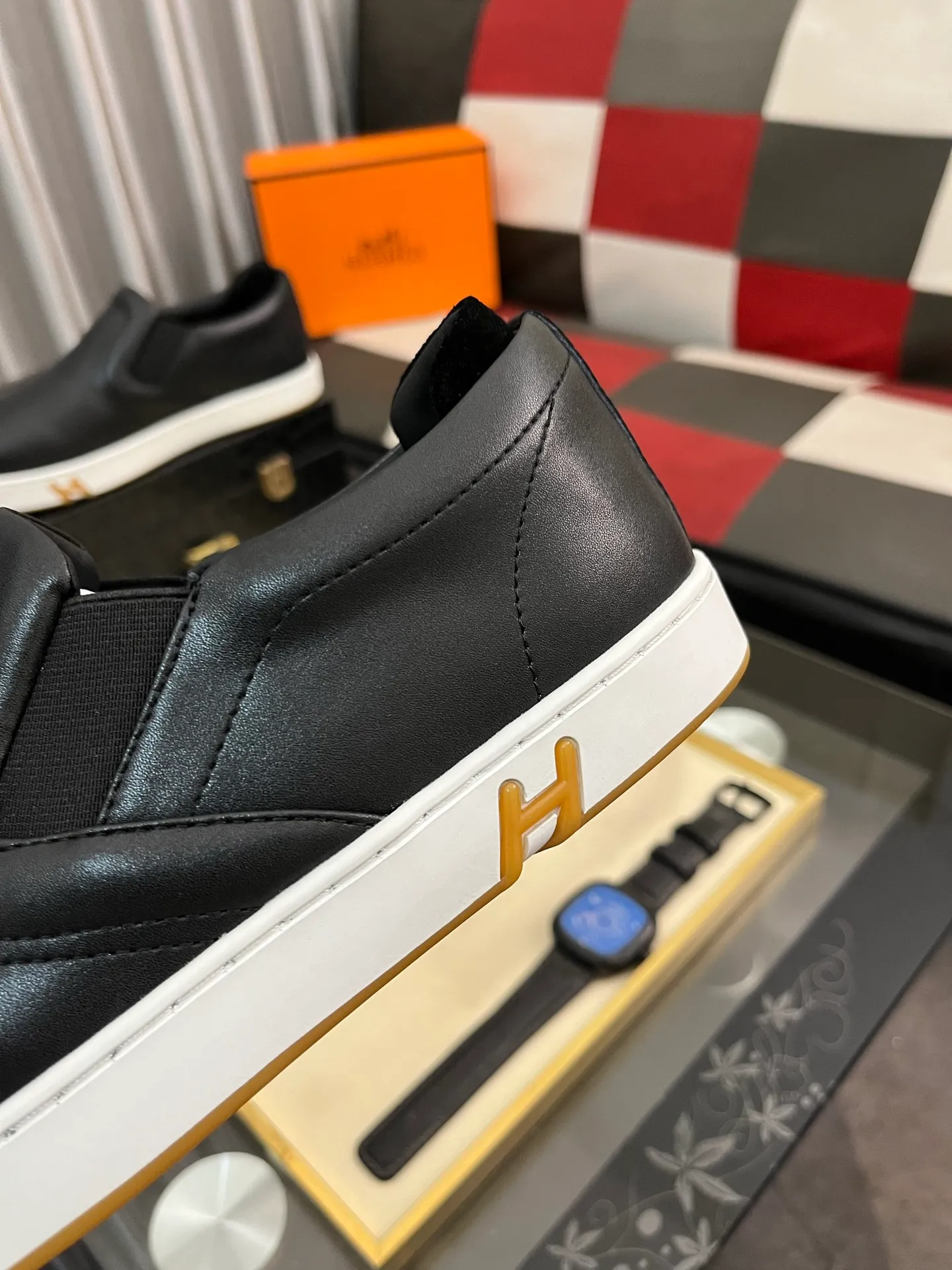 Men's Men's Shoes💰458⌚️⌚️HERMES/Hermès Hugo sneakers are casual men's shoes. These sneakers are made of imported first-layer cowhide leather and breathable mesh design. The contrasting color design creates a dynamic and modern shape. The front end of the toe is decorated with natural-color rubber inlays, making it novel and fashionable. The texture is incomparable, with cowhide lining and cowhide foot pads, the upper foot is comfortable and breathable, and the rubber sole is decorated with geometric patterns and iconic "H" details. A very personal one! Size: 38-44